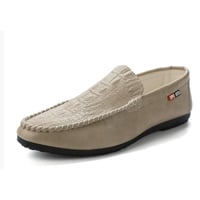 The trendy crocodile print bean shoes are versatile for men