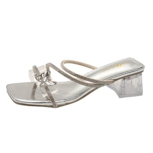 The new crystal thick-heeled medium heel pairs well with a skirt and elegant silver high heels